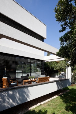 G House is a minimalist house located in Tel Aviv, Israel, designed by Paz Gersh Architects. (4)