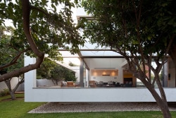 G House is a minimalist house located in Tel Aviv, Israel, designed by Paz Gersh Architects. (6)