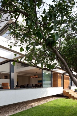 G House is a minimalist house located in Tel Aviv, Israel, designed by Paz Gersh Architects. (8)