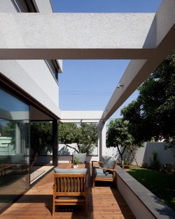 G House is a minimalist house located in Tel Aviv, Israel, designed by Paz Gersh Architects. (9)
